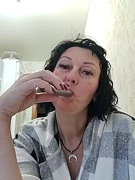 HelgaDennis online show from April 11, 2026, 3:33 am