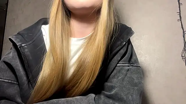 CarolineNine online show from April 28, 2026, 4:23 pm