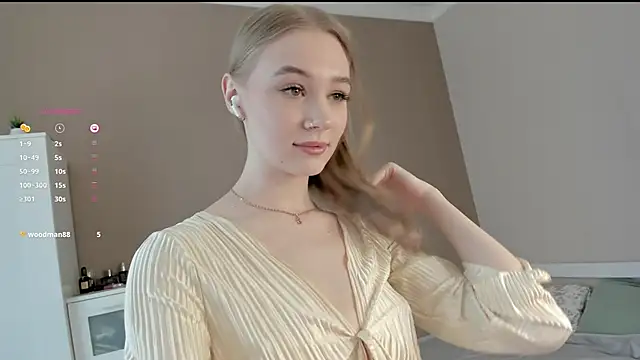 Snapshot of Sellina_moon chatting on March 24, 2026, 7:02 am Sellina moon online show from March 24, 2026, 7:02 am