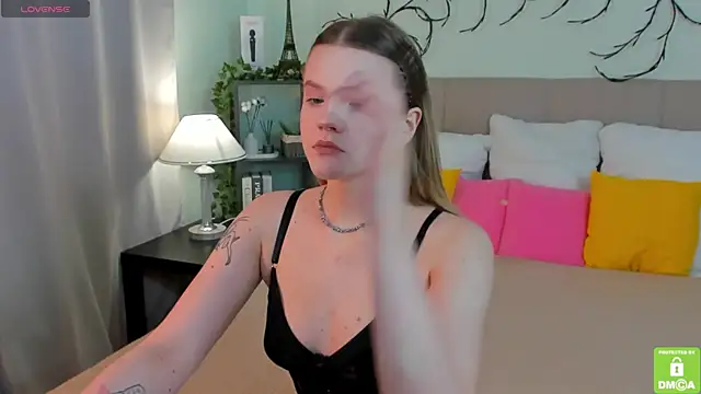 Snapshot of Emma_peach chatting on July 11, 2026, 7:44 am Emma peach online show from July 11, 2026, 7:44 am
