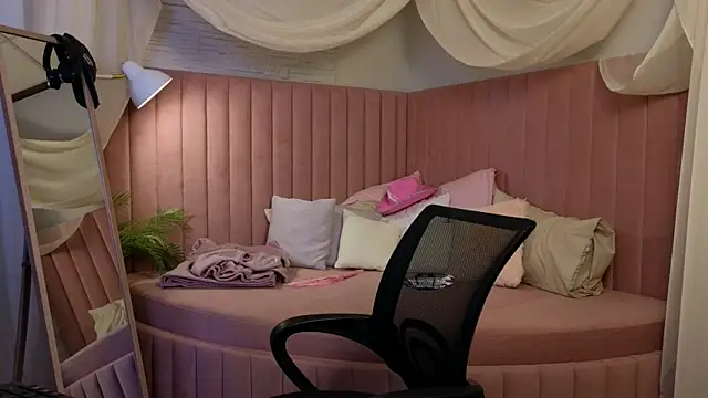 Snapshot of emma_chaser chatting on April 2, 2026, 1:36 am emma chaser online show from April 2, 2026, 1:36 am