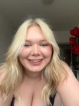 cutiejuliee online show from May 15, 2026, 2:46 pm