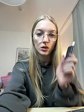 EvaEvis online show from April 15, 2026, 5:36 am