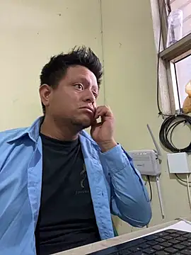 Snapshot of Luis-Armando chatting on April 15, 2026, 5:20 pm Luis-Armando online show from April 15, 2026, 5:20 pm