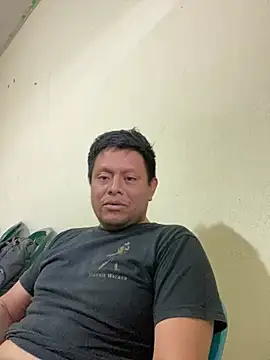 Snapshot of Luis-Armando chatting on April 15, 2026, 10:10 pm Luis-Armando online show from April 15, 2026, 10:10 pm