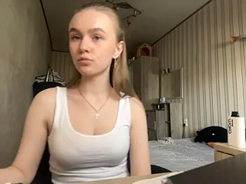 Snapshot of melissashineeee chatting on April 9, 2026, 9:36 am melissashineeee online show from April 9, 2026, 9:36 am