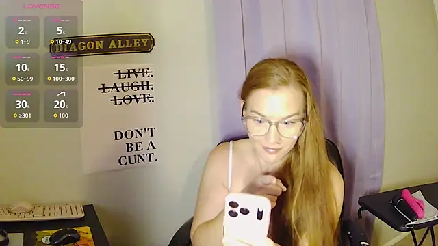 Snapshot of RoxyRedXO12 chatting on April 30, 2026, 10:14 pm RoxyRedXO12 online show from April 30, 2026, 10:14 pm