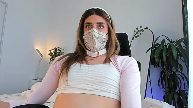 LilyReina online show from April 22, 2026, 6:20 pm