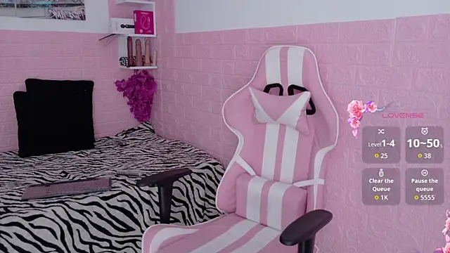 Sophi Sweet11 online show from May 6, 2026, 12:43 pm