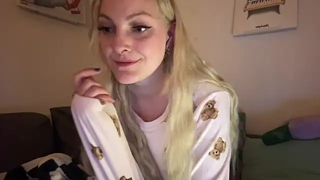 LoveAliceXXX online show from April 7, 2026, 7:03 pm