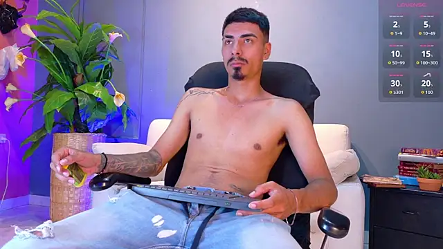 Snapshot of Axel_saenzz chatting on July 4, 2026, 1:28 pm Axel saenzz online show from July 4, 2026, 1:28 pm