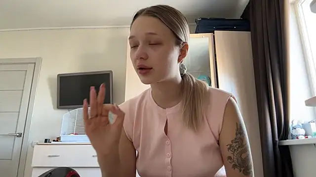 Snapshot of KazukoChristie chatting on March 30, 2026, 6:36 am KazukoChristie online show from March 30, 2026, 6:36 am