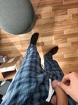 Snapshot of MassiveMask chatting on April 7, 2026, 8:15 am MassiveMask online show from April 7, 2026, 8:15 am