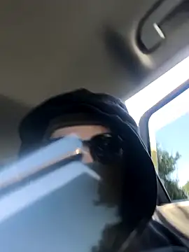 Snapshot of MassiveMask chatting on April 11, 2026, 1:37 pm MassiveMask online show from April 11, 2026, 1:37 pm