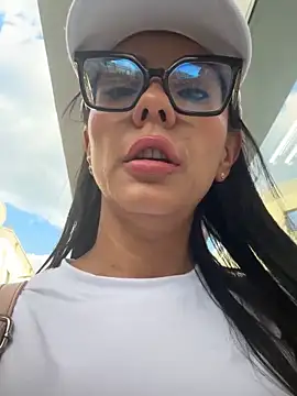 Snapshot of SofiParma chatting on June 17, 2026, 10:10 pm SofiParma online show from June 17, 2026, 10:10 pm