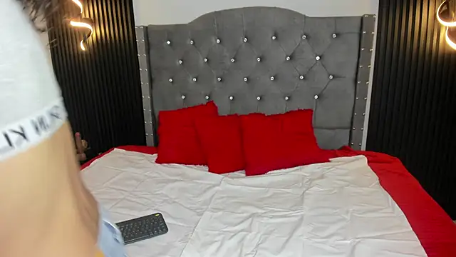 Skylee and Violet online show from May 20, 2026, 7:53 pm