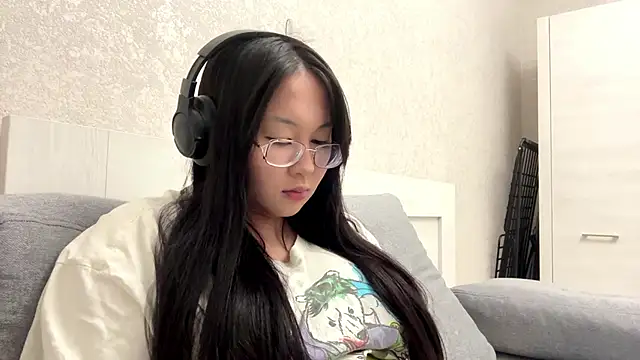Feylinmay online show from April 12, 2026, 10:04 pm