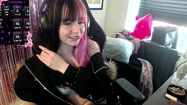 CutieTracer online show from April 26, 2026, 1:42 pm