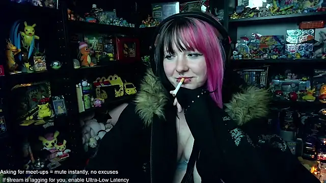 Snapshot of CutieTracer chatting on June 11, 2026, 12:32 am CutieTracer online show from June 11, 2026, 12:32 am