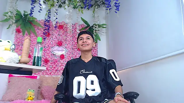 Thiagorincon22 online show from April 2, 2026, 9:01 pm