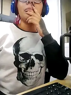 Snapshot of Violett_Sykes chatting on April 7, 2026, 1:17 am Violett Sykes online show from April 7, 2026, 1:17 am