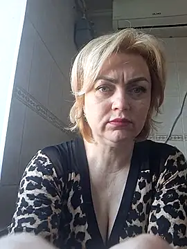 Snapshot of SylvieGold453 chatting on April 14, 2026, 12:33 pm SylvieGold453 online show from April 14, 2026, 12:33 pm