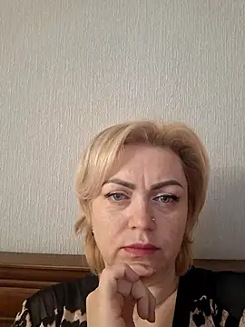 Snapshot of SylvieGold453 chatting on April 15, 2026, 9:27 am SylvieGold453 online show from April 15, 2026, 9:27 am
