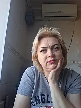 Snapshot of SylvieGold453 chatting on May 4, 2026, 10:22 am SylvieGold453 online show from May 4, 2026, 10:22 am