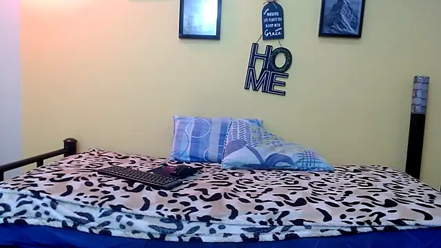 18dulcegatita online show from April 14, 2026, 7:31 pm