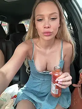 Snapshot of Girl-Mia chatting on April 26, 2026, 4:54 am Girl-Mia online show from April 26, 2026, 4:54 am