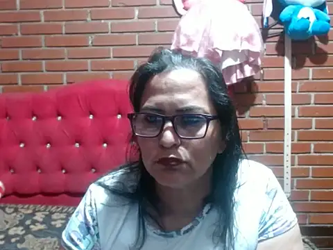 kristalmarelyn online show from May 31, 2026, 6:10 am