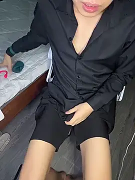 tuanhip online show from May 8, 2026, 2:17 am