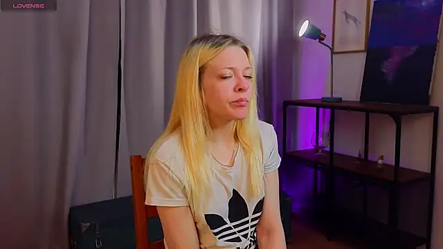 OliviaCaffery online show from April 19, 2026, 4:28 pm