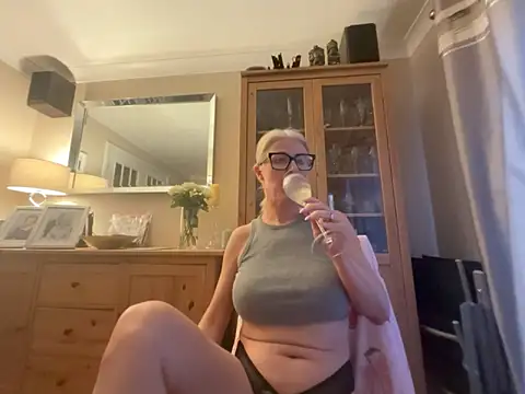 Laylaskyexx online show from June 15, 2026, 8:33 pm