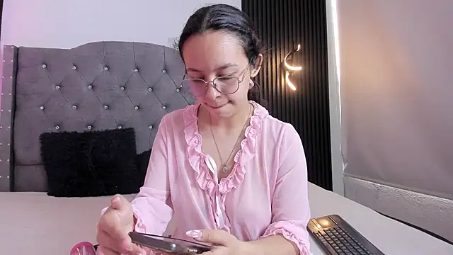 Snapshot of DaphneValucci chatting on May 8, 2026, 8:14 pm DaphneValucci online show from May 8, 2026, 8:14 pm