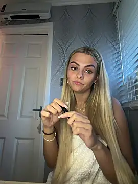 Snapshot of Alysse chatting on April 21, 2026, 6:55 pm Alysse online show from April 21, 2026, 6:55 pm