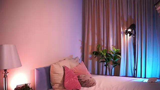 Naomi Hotter online show from May 14, 2026, 5:36 am