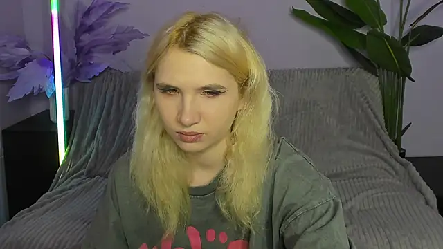 Snapshot of Kitty_Blondie chatting on April 8, 2026, 2:22 am Kitty Blondie online show from April 8, 2026, 2:22 am