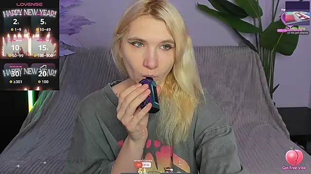 Snapshot of Kitty_Blondie chatting on April 13, 2026, 2:17 am Kitty Blondie online show from April 13, 2026, 2:17 am