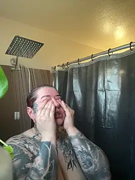 Snapshot of everythingyours chatting on April 6, 2026, 11:05 pm everythingyours online show from April 6, 2026, 11:05 pm