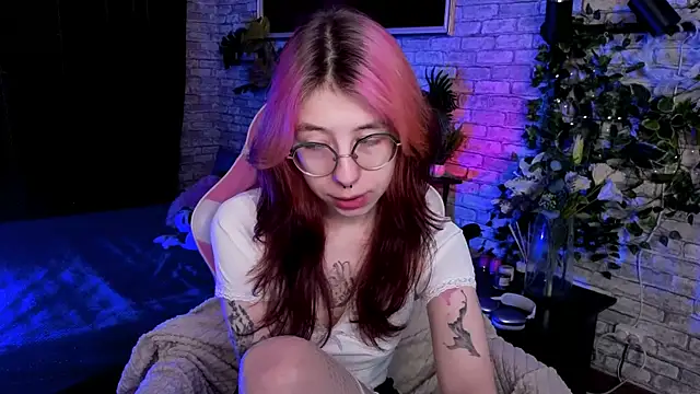 Snapshot of Alice_Nyx chatting on June 24, 2026, 8:41 pm Alice Nyx online show from June 24, 2026, 8:41 pm