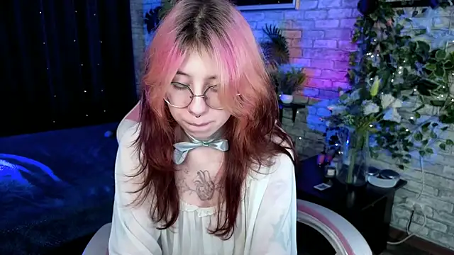 Snapshot of Alice_Nyx chatting on July 4, 2026, 8:37 pm Alice Nyx online show from July 4, 2026, 8:37 pm
