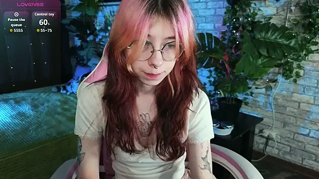 Snapshot of Alice_Nyx chatting on July 12, 2026, 8:33 pm Alice Nyx online show from July 12, 2026, 8:33 pm