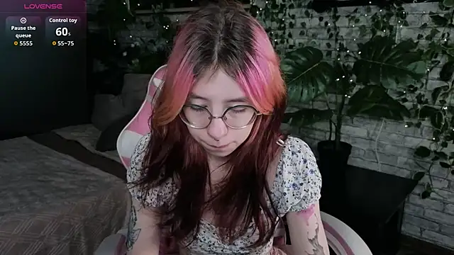 Snapshot of Alice_Nyx chatting on July 13, 2026, 8:33 pm Alice Nyx online show from July 13, 2026, 8:33 pm