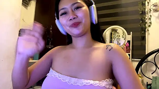 GlindaDejardin online show from May 11, 2026, 5:21 pm