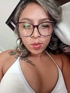 AuraDivine online show from April 5, 2026, 7:22 pm