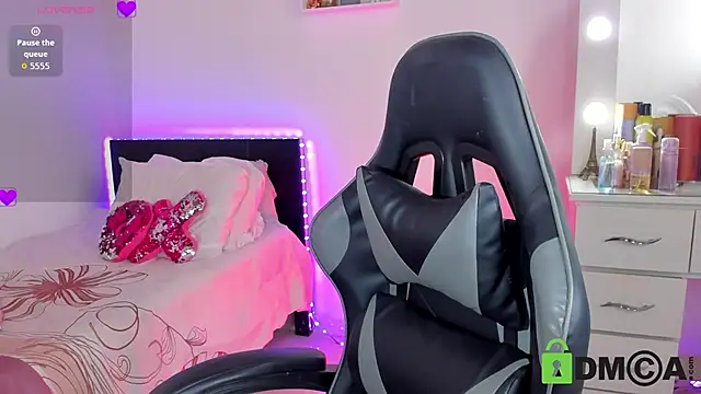 esmeralda le online show from May 19, 2026, 8:26 pm