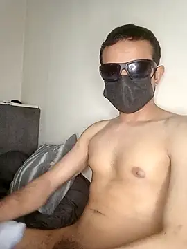 Snapshot of LuisLatinboyy chatting on April 5, 2026, 8:39 pm LuisLatinboyy online show from April 5, 2026, 8:39 pm