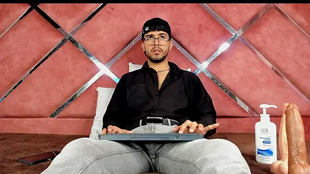 RodrigoColby2 online show from June 25, 2026, 3:28 am