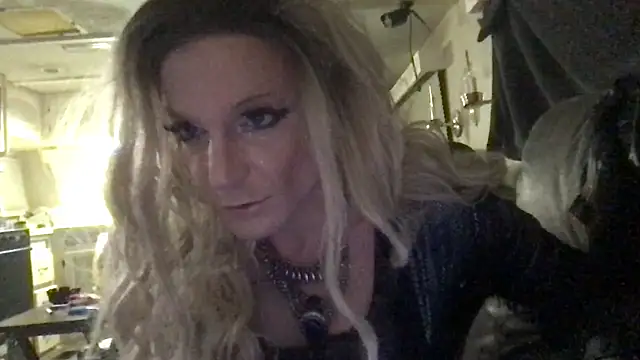 GypsiiCornel online show from April 26, 2026, 2:42 am